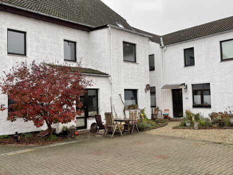 Hofseite mit seitlichem Anbau