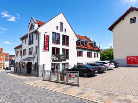 Vorderansicht incl Parkplatz