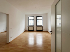 Blick ins Wohnzimmer (links Schlafzimmer)