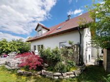 Garten und westlliche Fassadenansicht