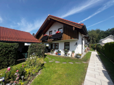 Fassadenansicht mit Garage