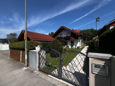 Fassadenansicht mit Garage 