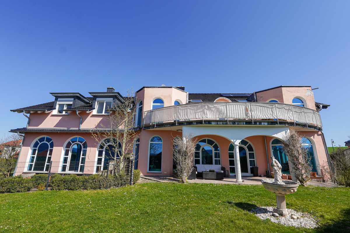 Villa Südwestansicht mit Garten