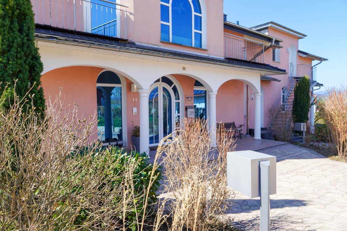 Villa Eingang Hauptgebäude