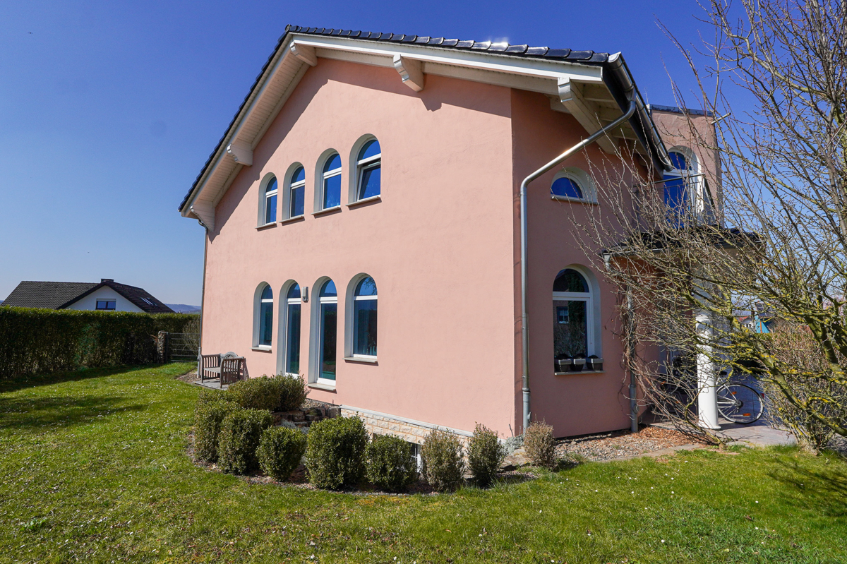 Villa Ostansicht mit Garten