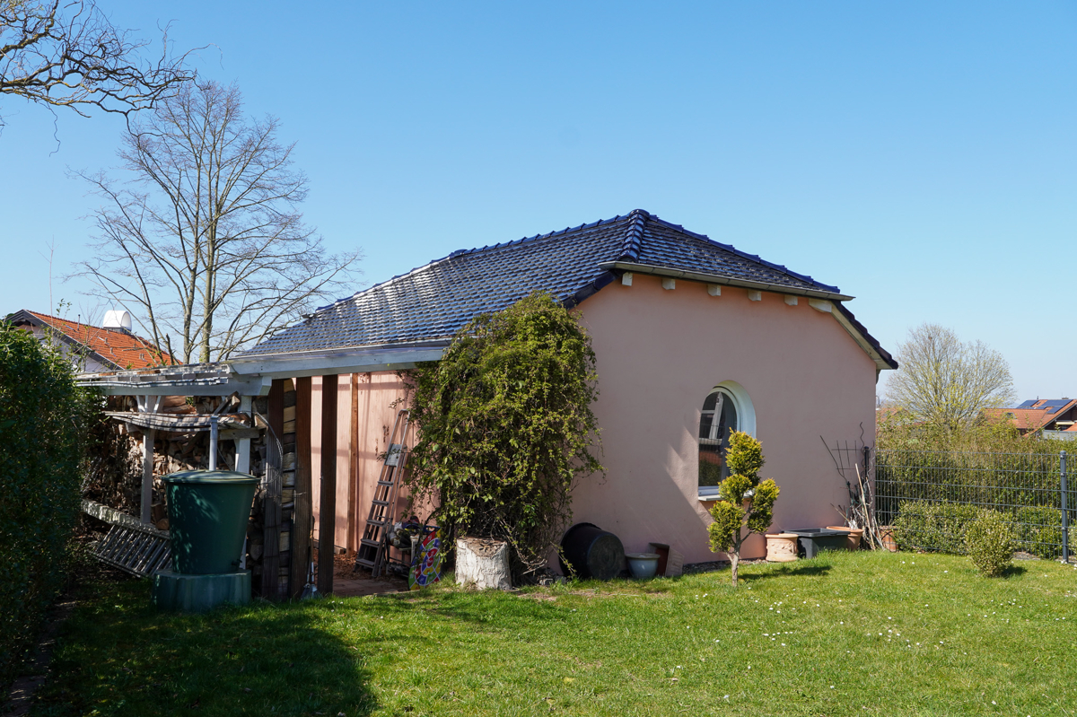 Garten mit Doppelgarage