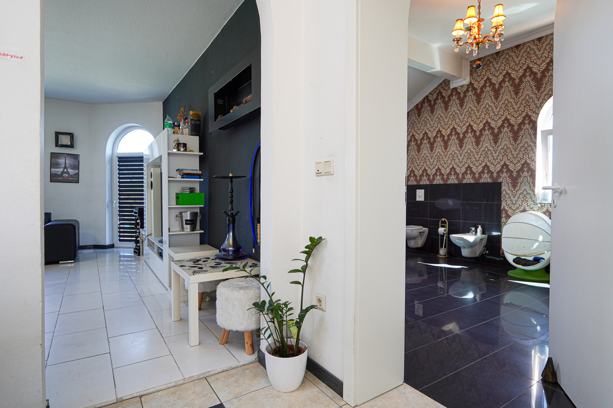 OG Hauptwohnung Flur mit Bad und Wohnbereich 2