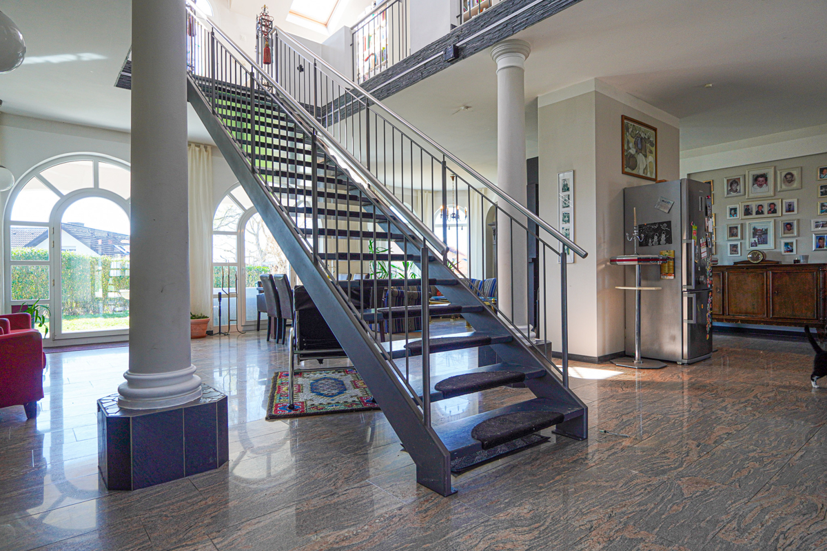 EG Hauptwohnung Treppe zum OG