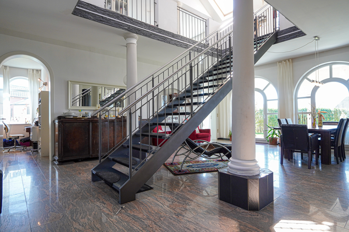 EG HauptwohnungTreppe zum OG (2)