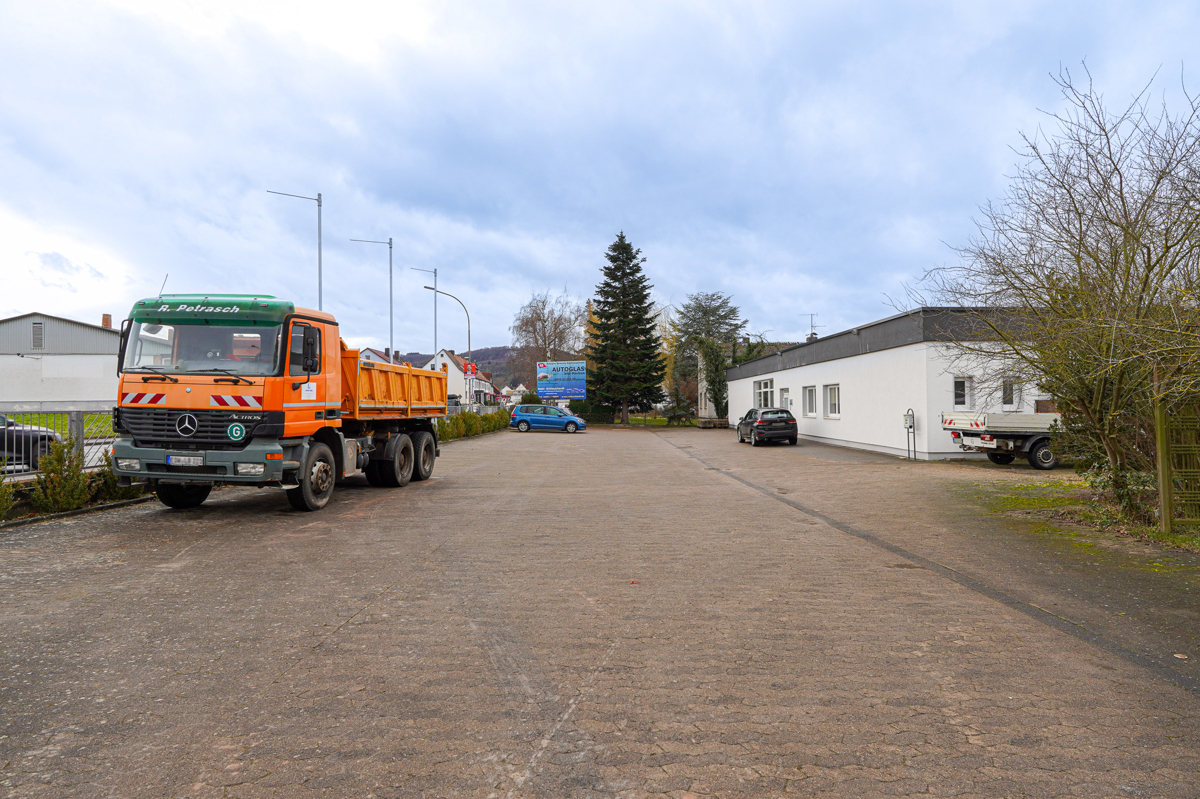 Einfahrt mit Parkplätzen