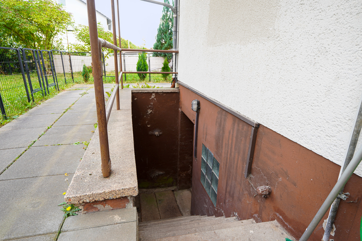 Außeneingang Keller Mehrfamilienhaus