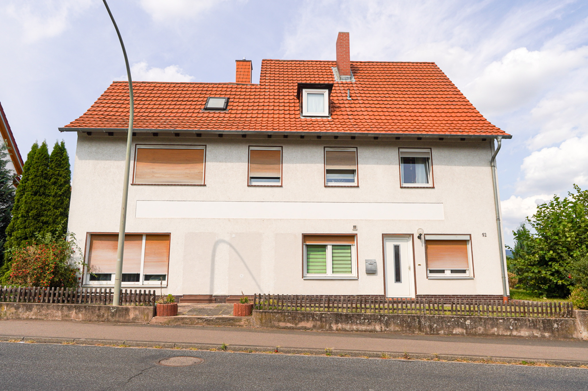 Straßenansicht zum Merhfamilienhaus