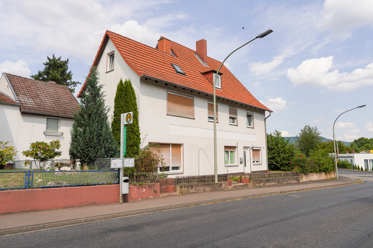 Seitliche Straßenansicht Mehrfamilienhaus