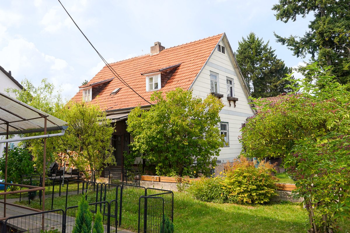 Seitliche Ansicht zum Ein- bis Zweifamilienhaus