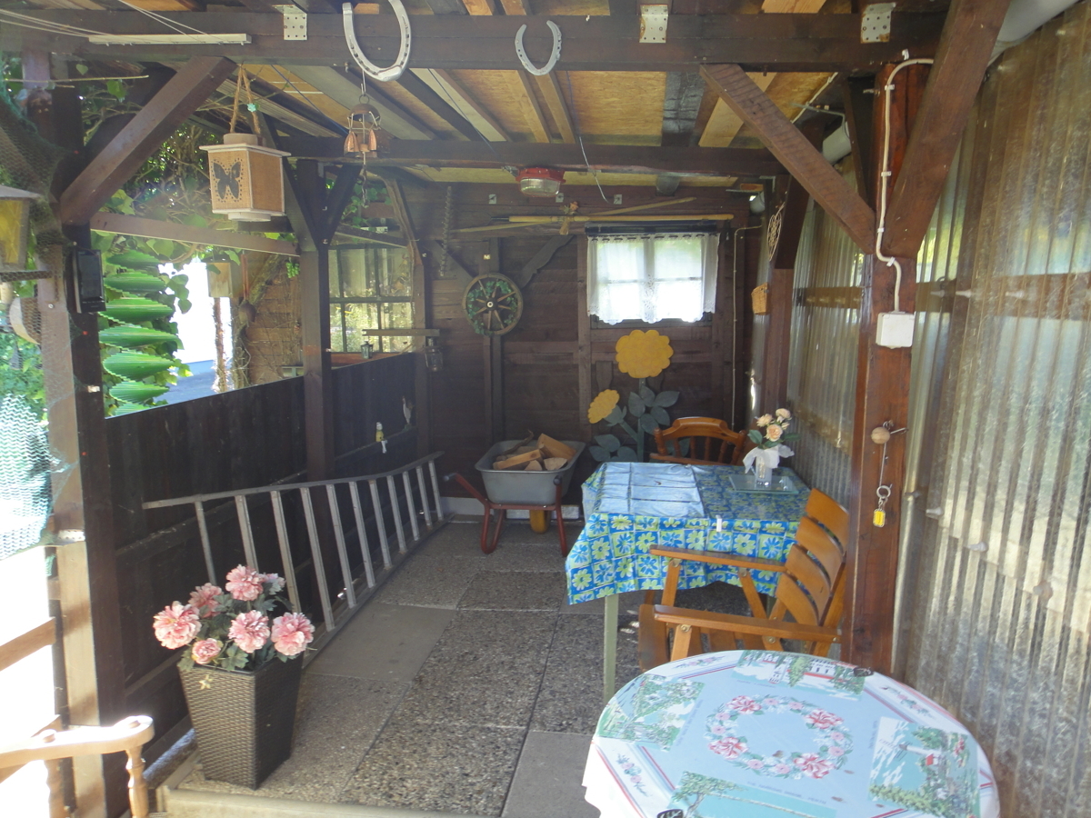 A Gartenhaus überdachter Aussenbereich