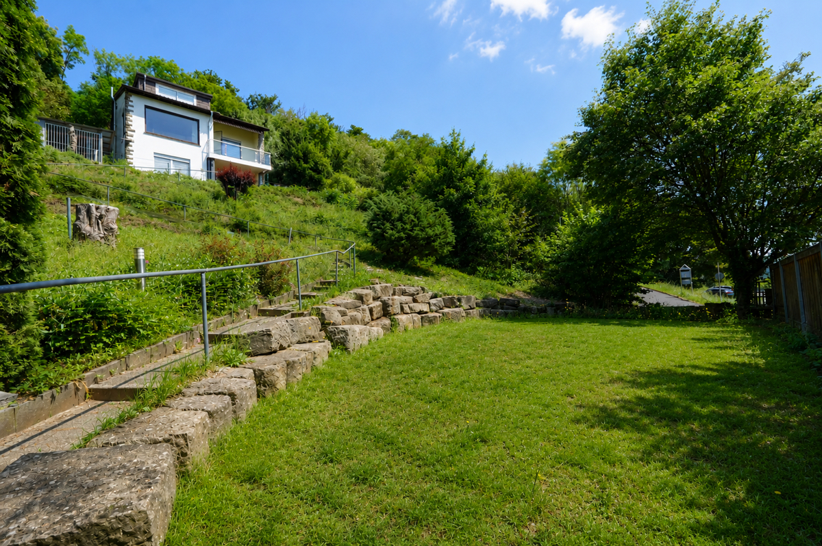 Garten mit Blick auf Wohnhaus