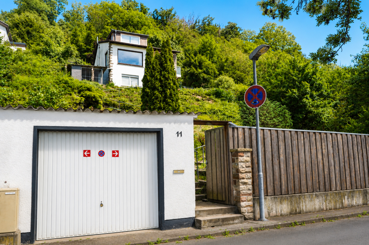 Garage und Wohnhaus