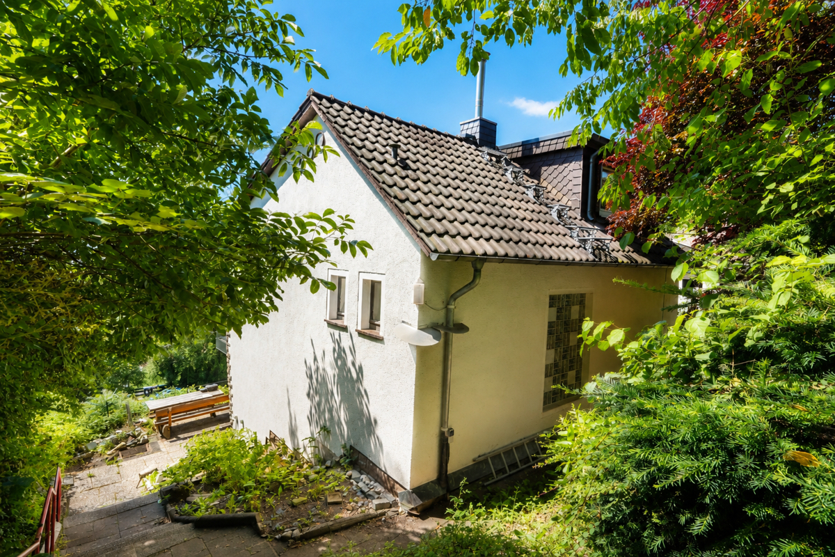 Seitliche Rückansicht Wohnhaus