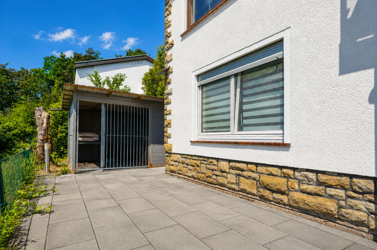 Gepflasterte Terrasse mit Hundezwinger
