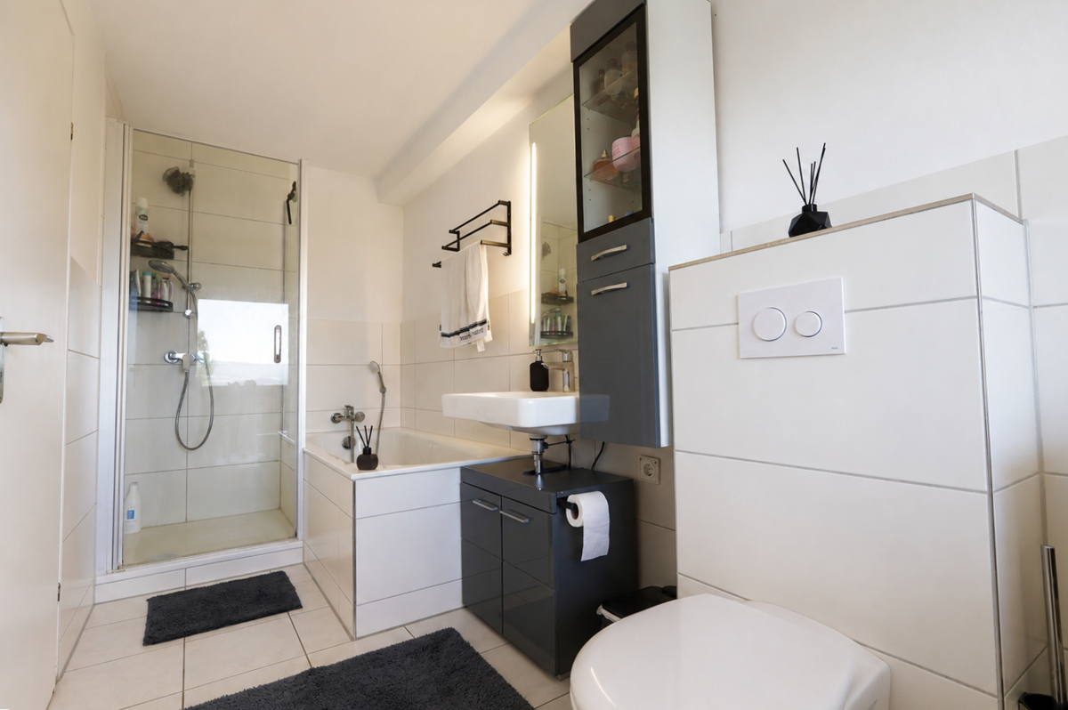 EG Badezimmer mit Dusche und Wanne