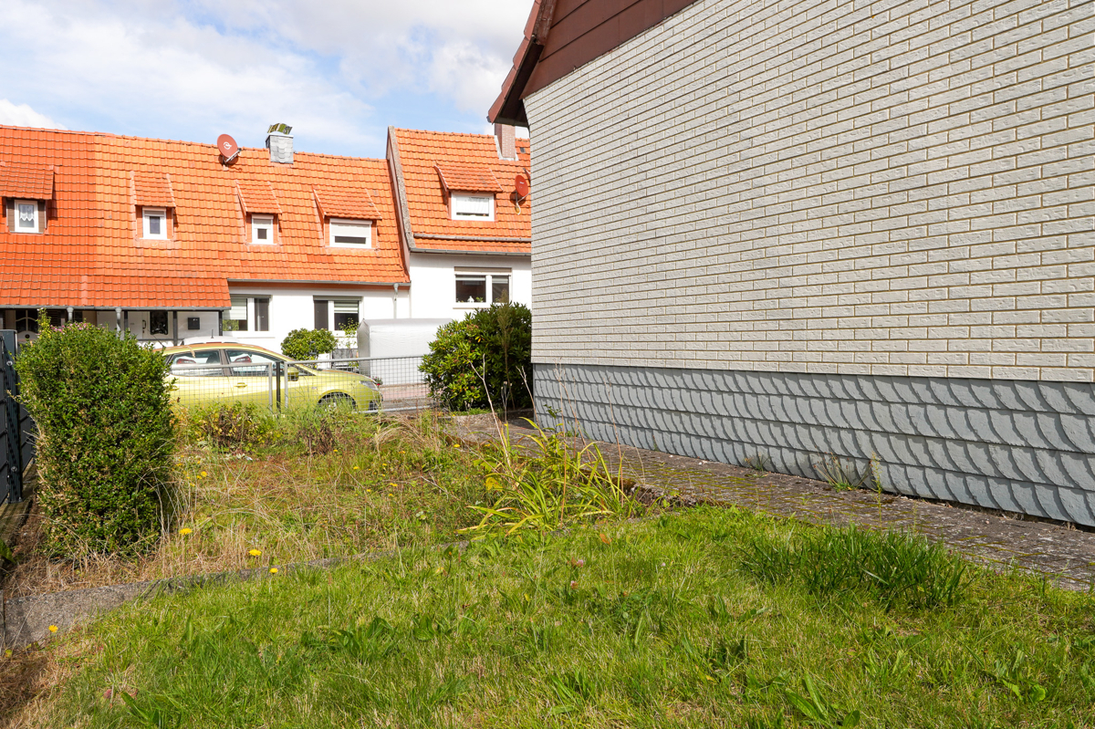 Garten rechts neben dem Haus