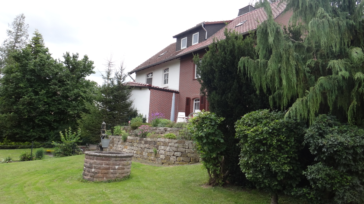 A Südseite Rasen mit Dekobrunnen