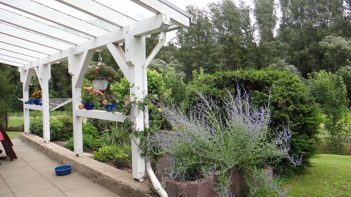 A Südseite des Gästehauses Blumenbeet