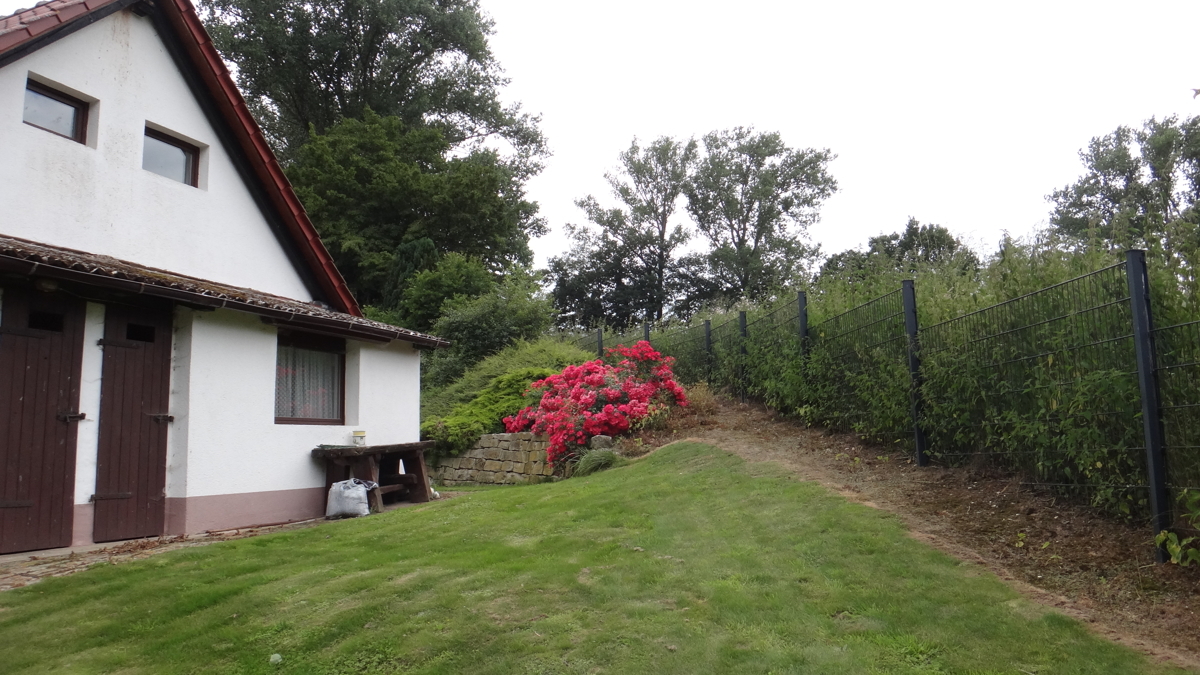 A Ostseite des Gästehauses Zaun