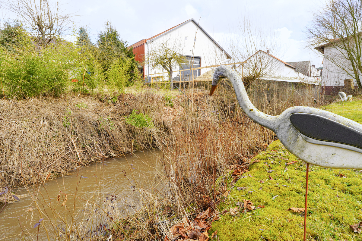 Bach neben dem Haus