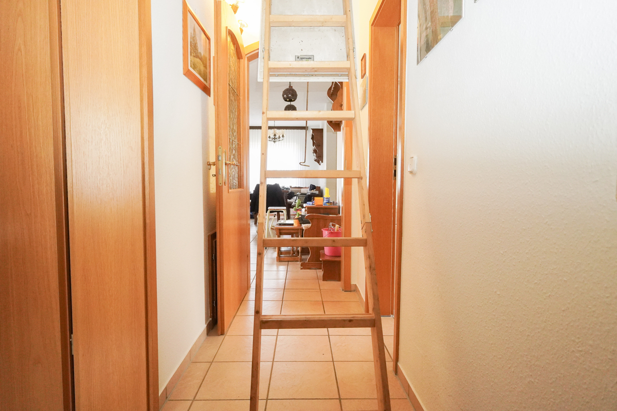 Zwischenflur mit Trppe zum Dachboden