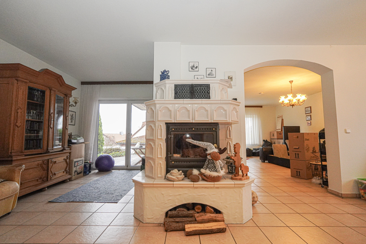 EG offener Kamin neben Wohnzimmer