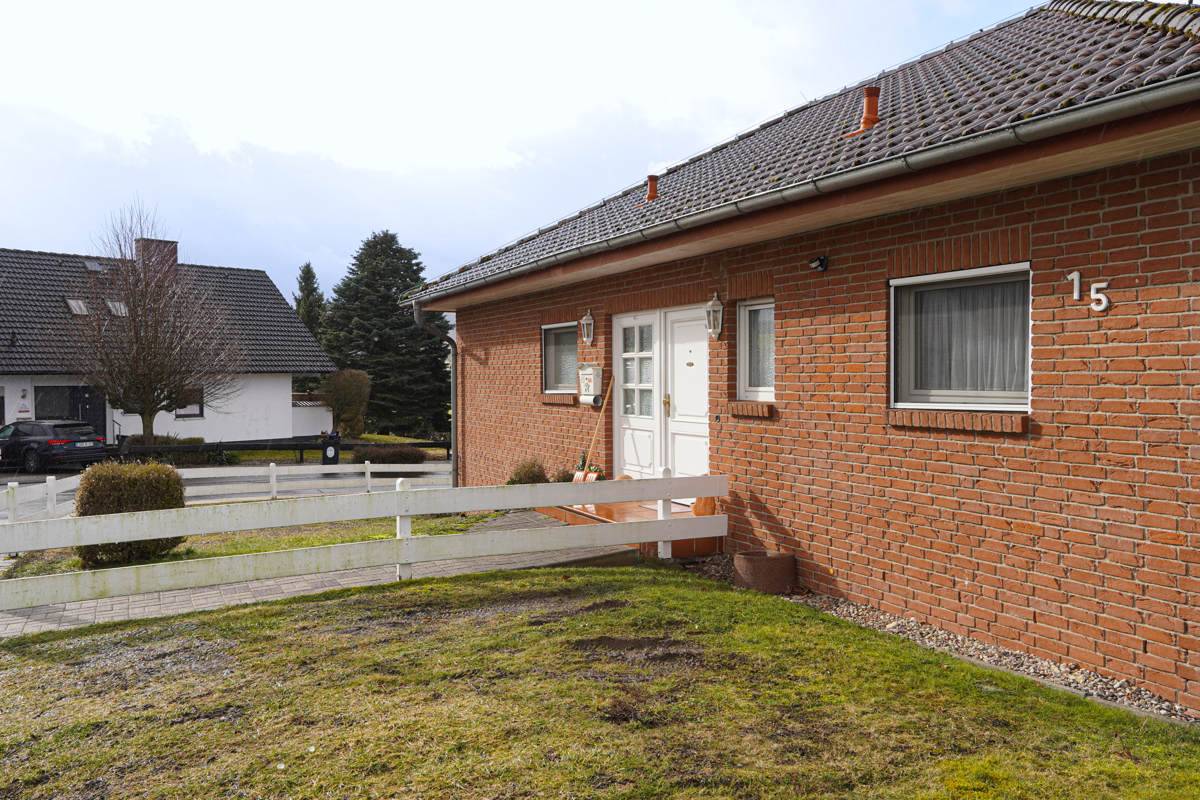 Wohnhaus mit Vorgarten