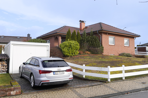 Wohnhaus mit Garage Südwestansicht