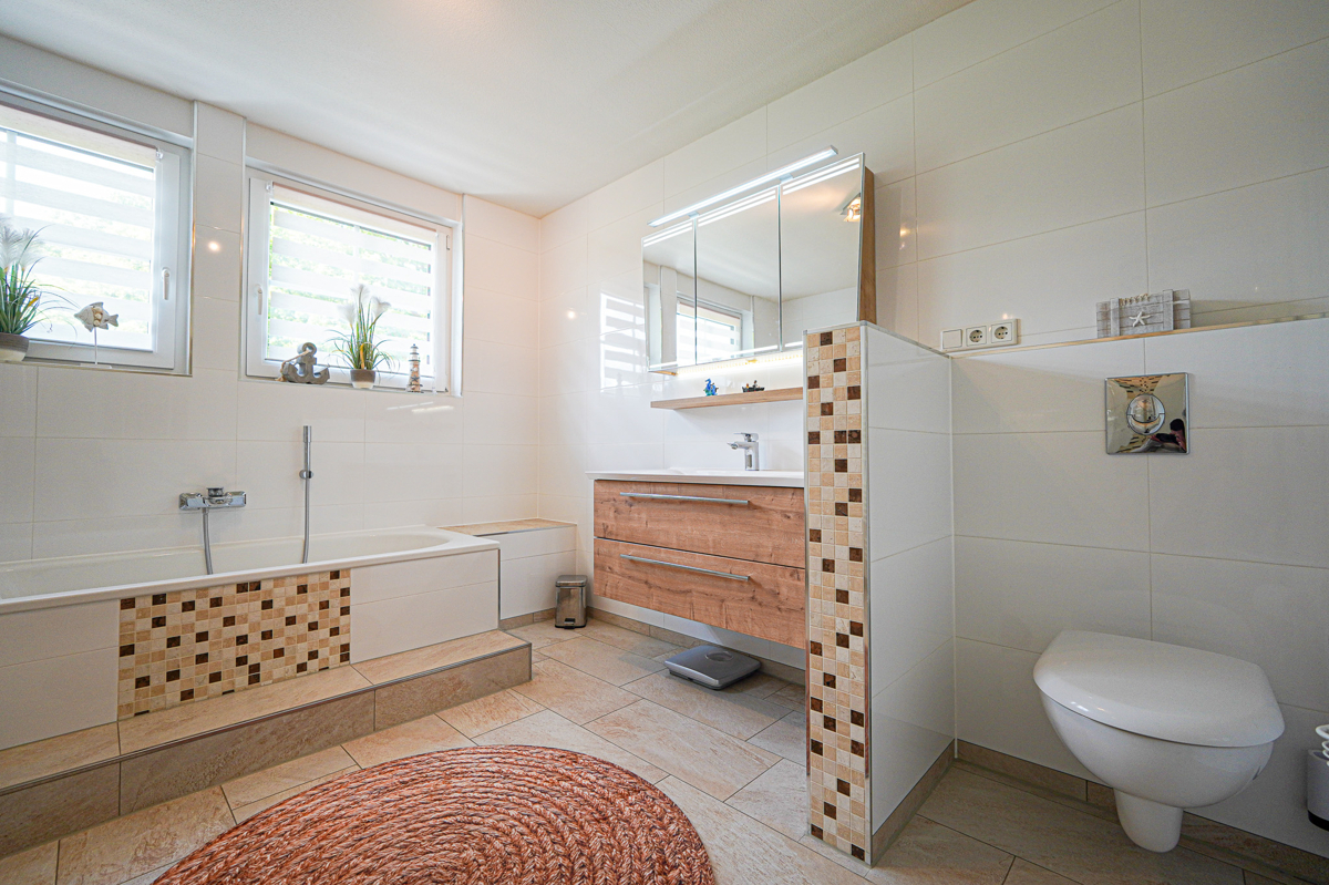 DG Bad mit Badewanne und Dusche