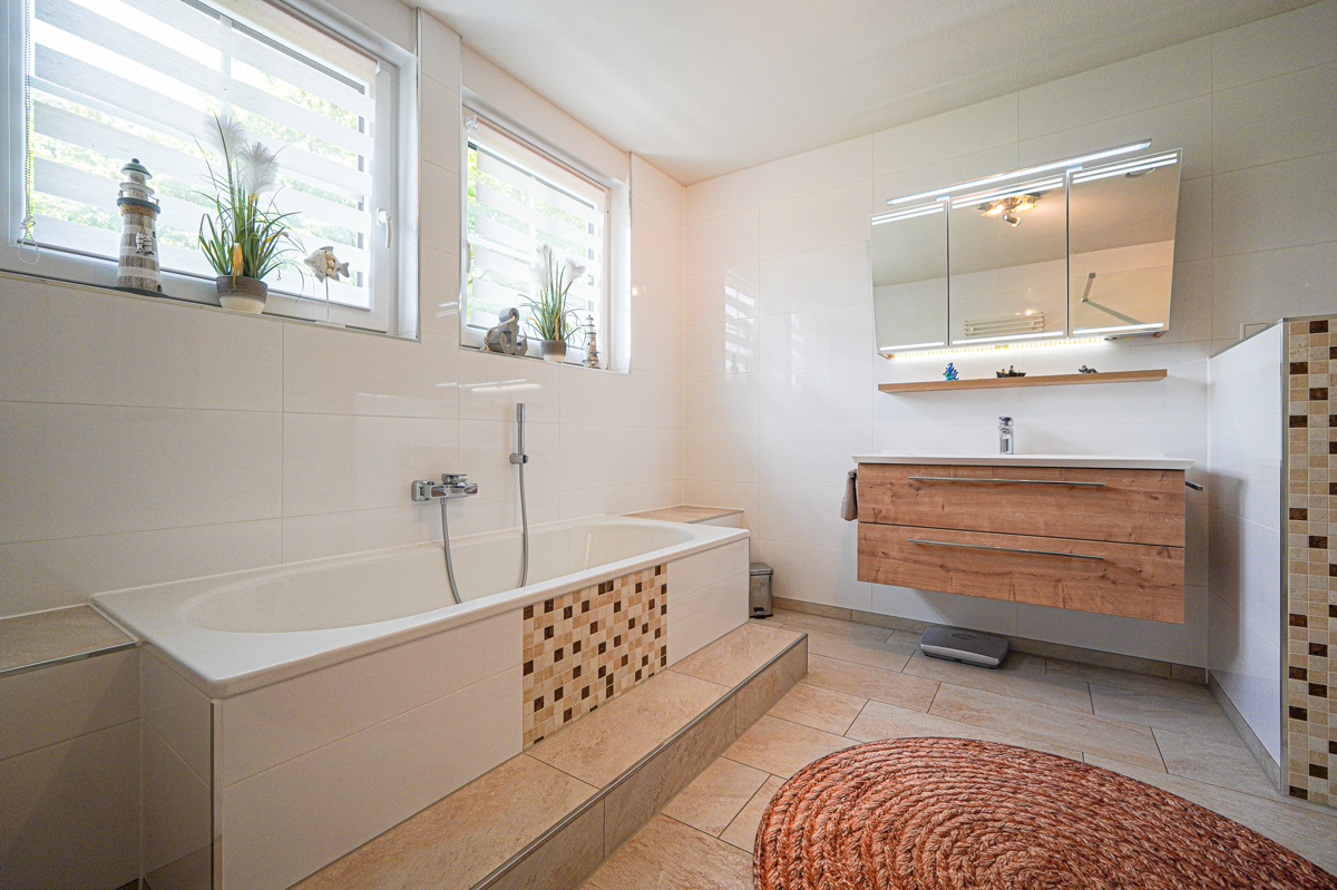 DG Bad mit Badewanne und Dusche (4)