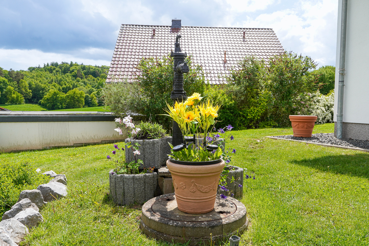Außenanlage Wassersysterne als Brunnen
