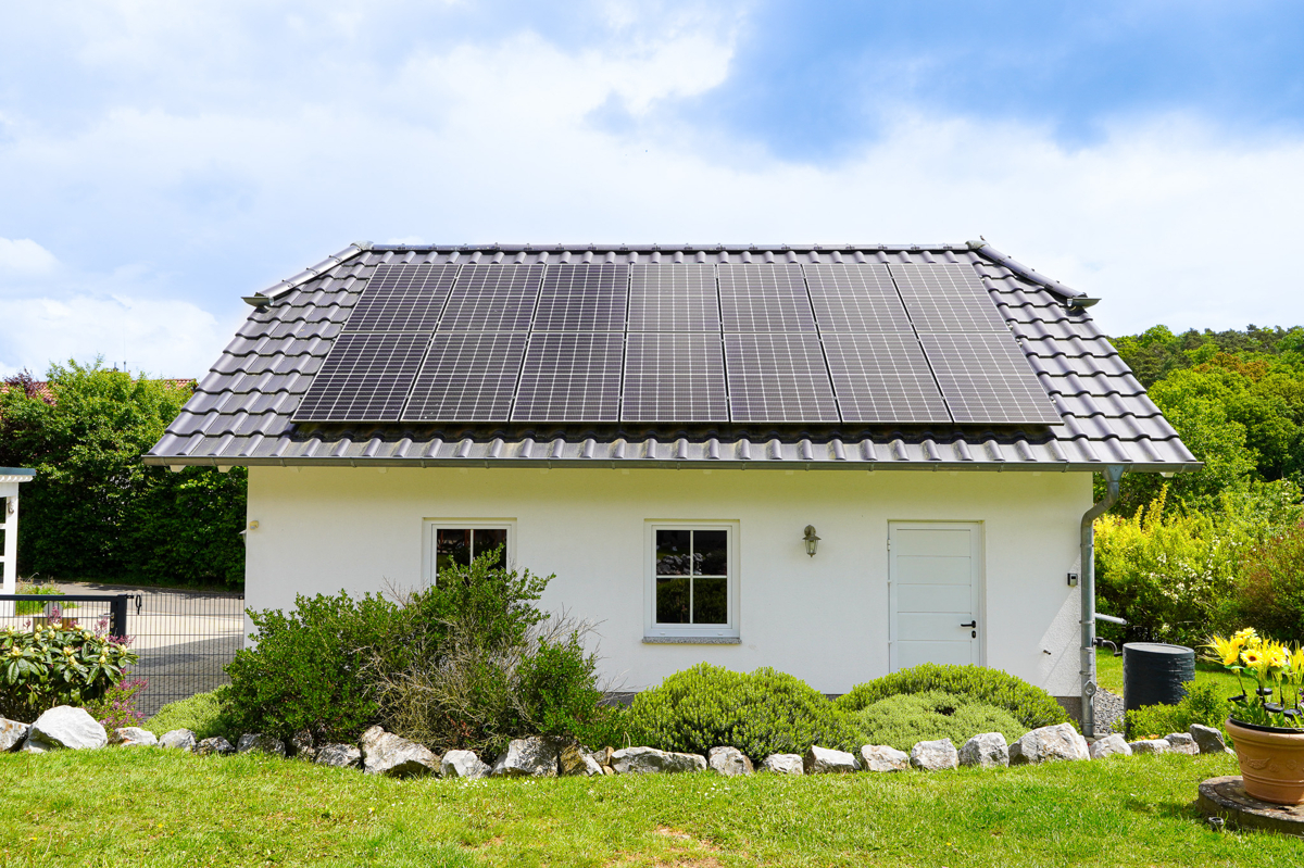 Außenanlage Blick auf Garage mit PV-Anlage