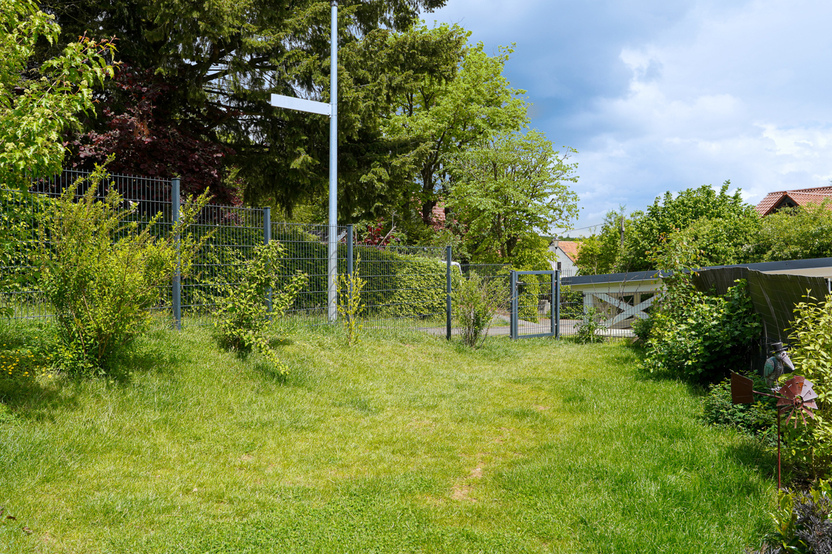 Außenanlage Garten hinter Carport