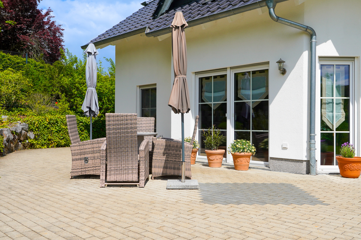 Außenanlage große Terrasse hinter dem Haus