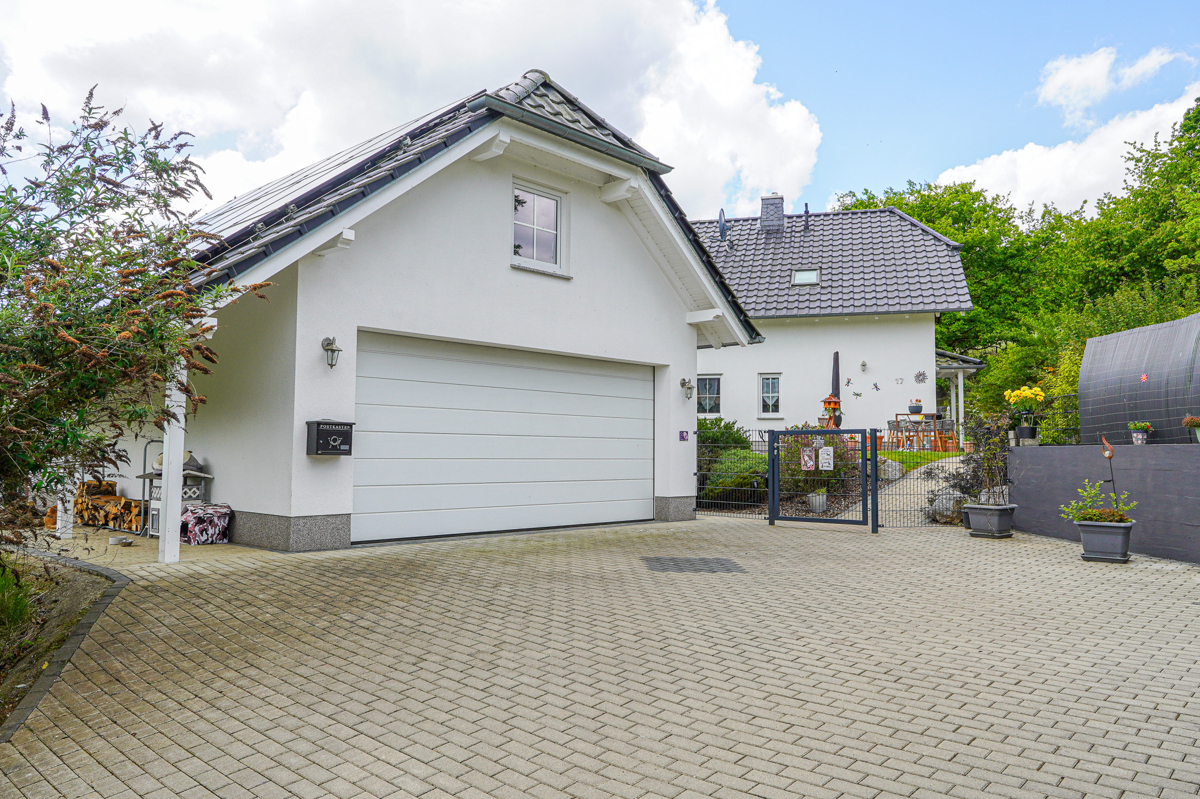 Außenanlage Einfart mit Garage