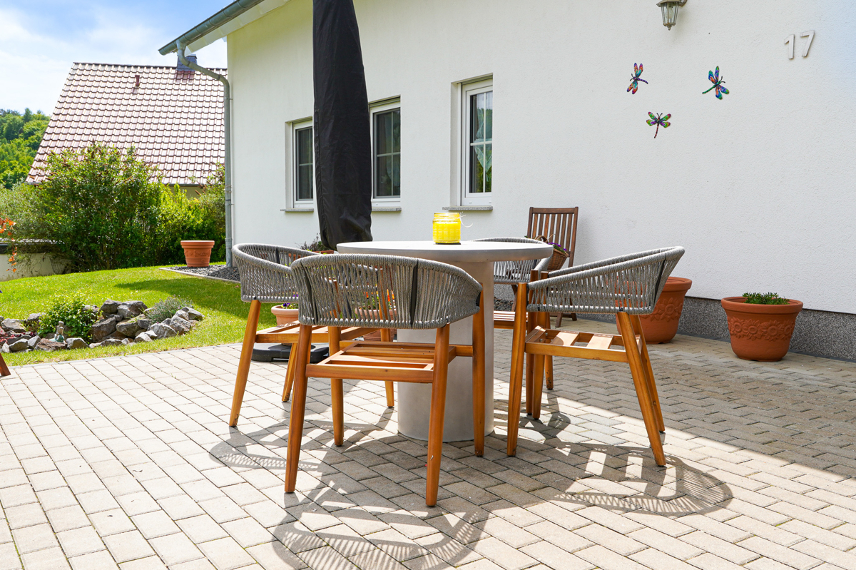 Außenanlage Terrasse vor dem Wohnhaus