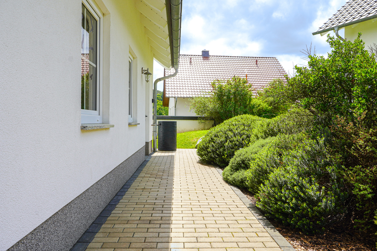 Seitlicher Weg neben Garage
