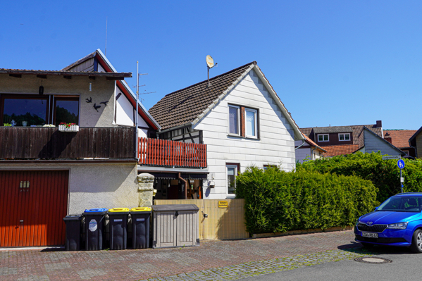 Wohnhaus Straßenansicht links