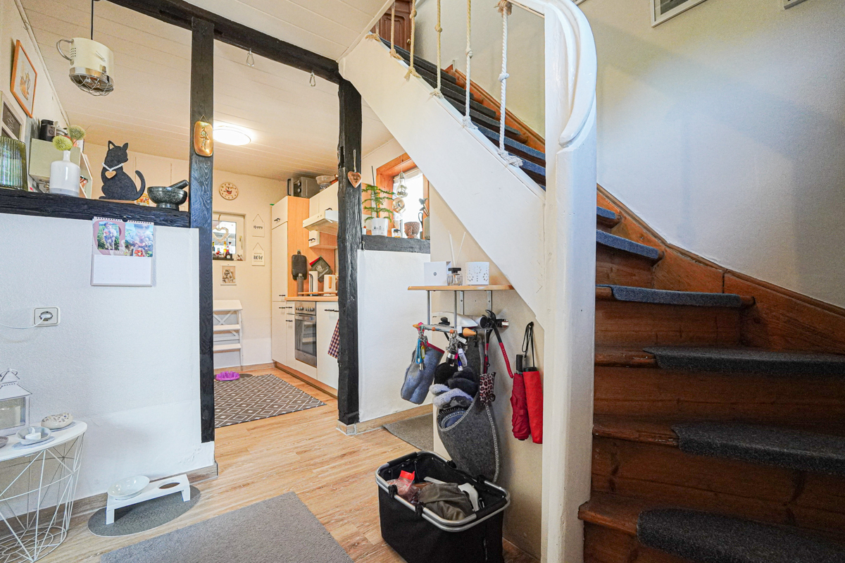 Flur mit Treppe zum DG