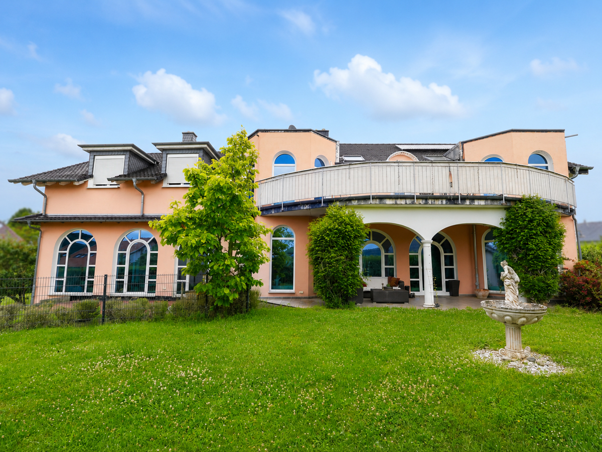 wohngebäude Rückansicht mit Garten
