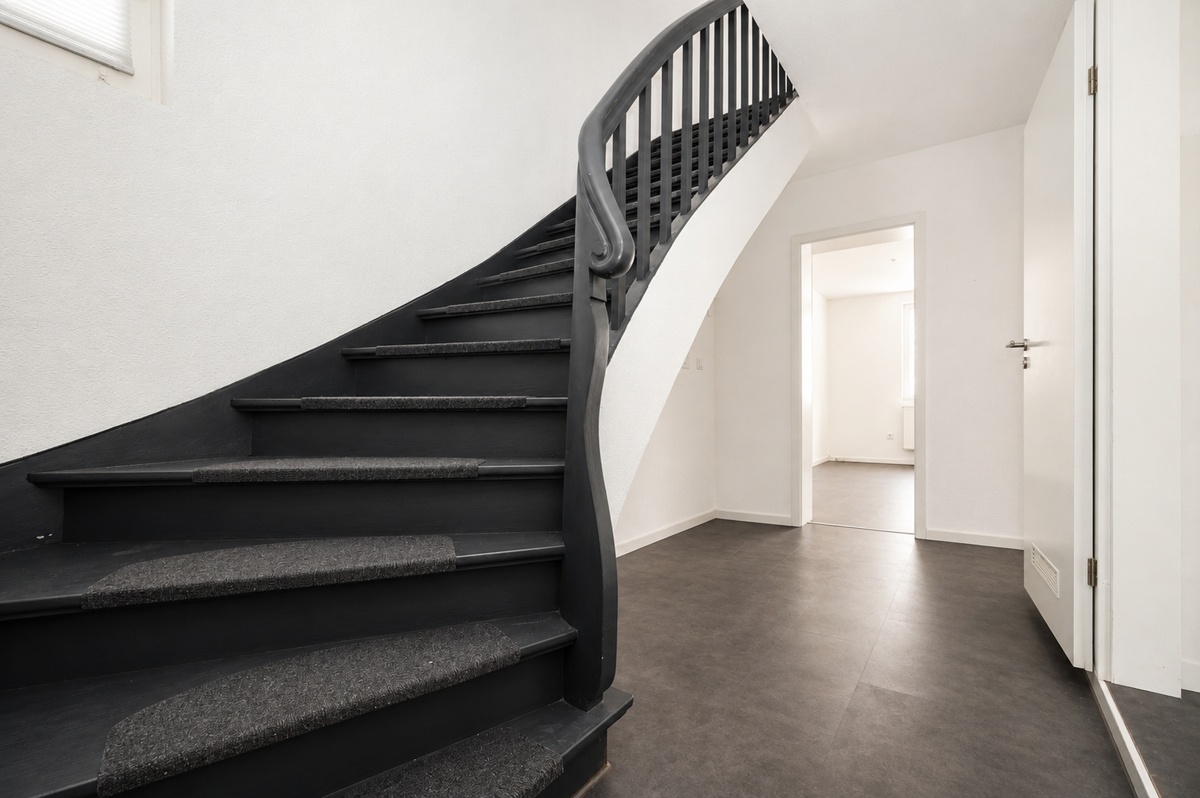 OG Flur mit Treppe zum DG