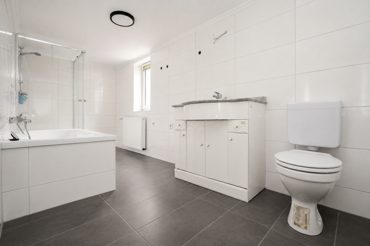 OG Bad mit Wanne und Dusche