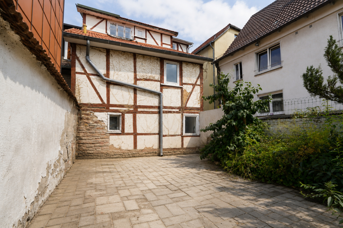 Hof mit Rückansicht Haus