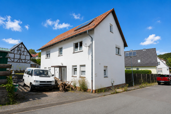 Wohnhaus Straßenansicht links