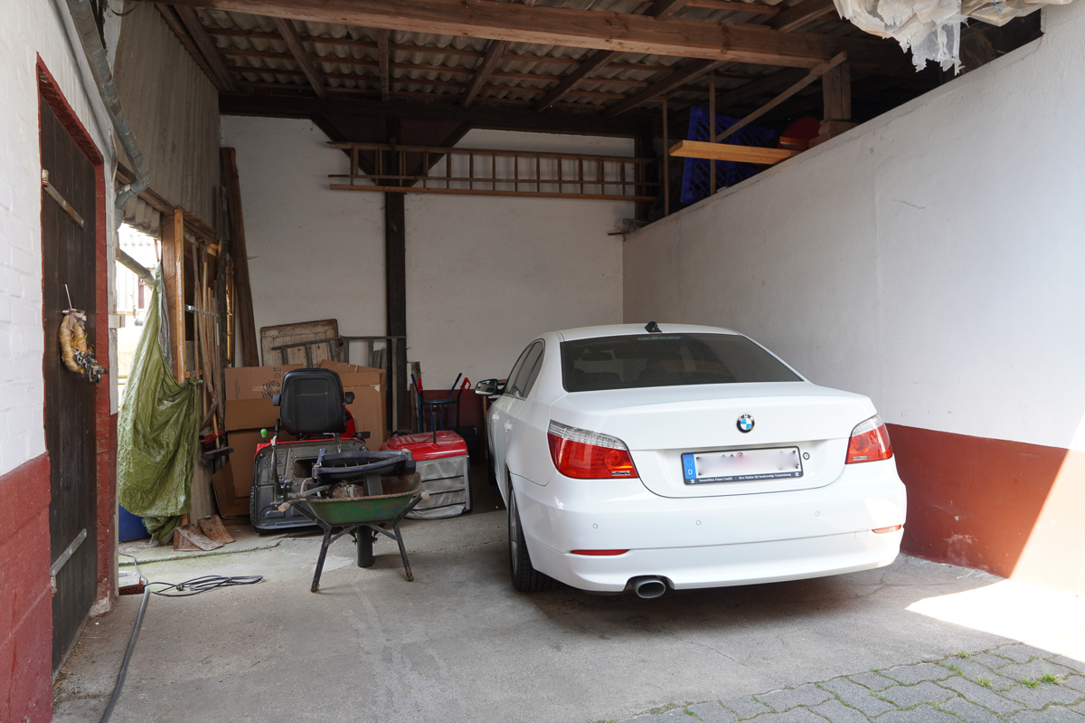 Überdachte Parkfläche